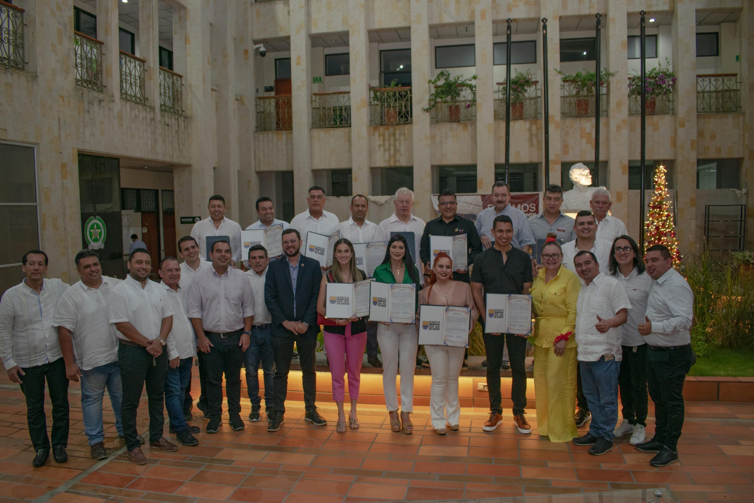 Los concejales de San José de Cúcuta junto a los empresarios y funcionarios destacados con la Exaltación al Mérito Cívico.